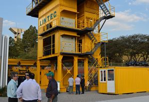 Exposição da primeira usina de asfalto gravimétrica LINTEC montada em solo brasileiro