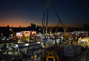 Vista da feira registrada na torre da usina de asfalto gravimétrica LINTEC CSD 2500 B