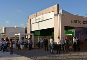 Visitantes no estande LINTEC-IXON no terceiro dia de feira