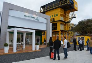 Visitantes no estande LINTEC-IXON no quarto dia de feira